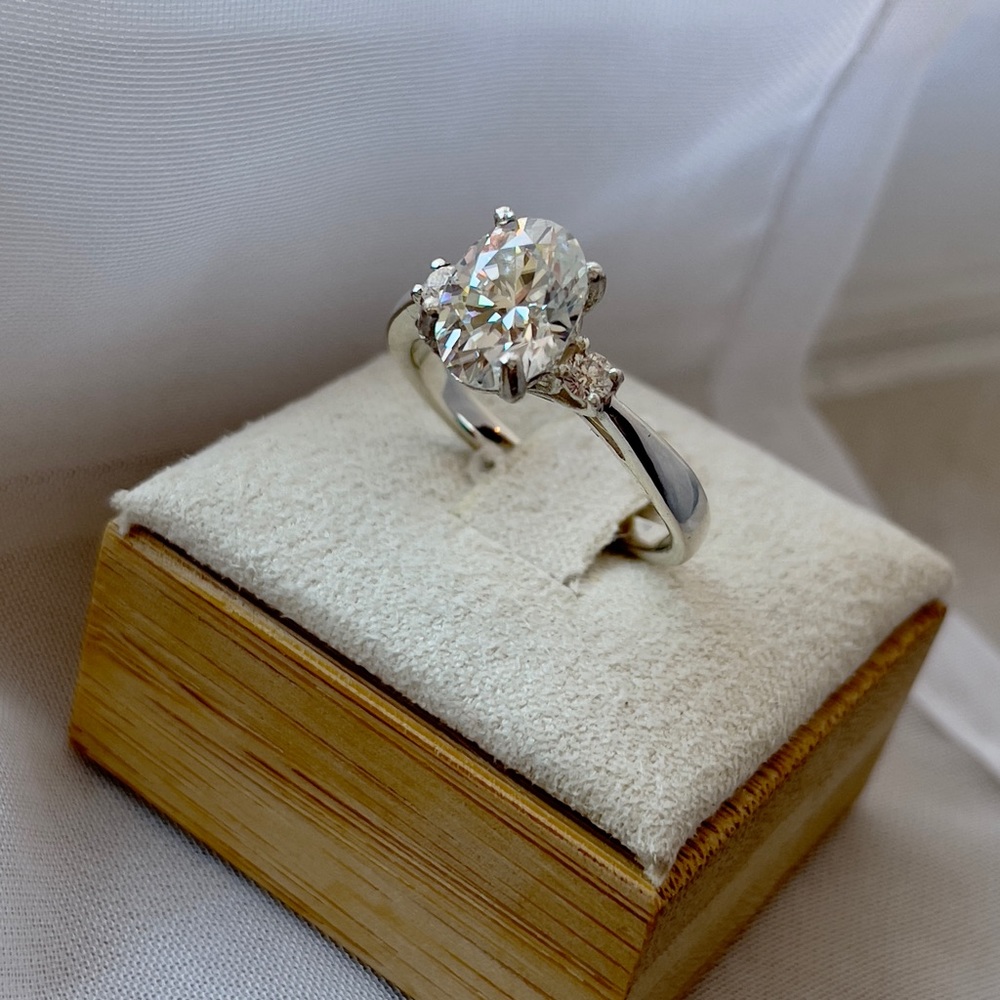 Gorgeous Oval cut moissanite ring - Picture 8 of 9